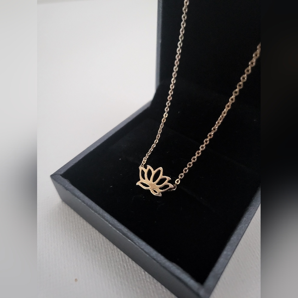 🕳️ Lotus Flower Pendant - Necklace
